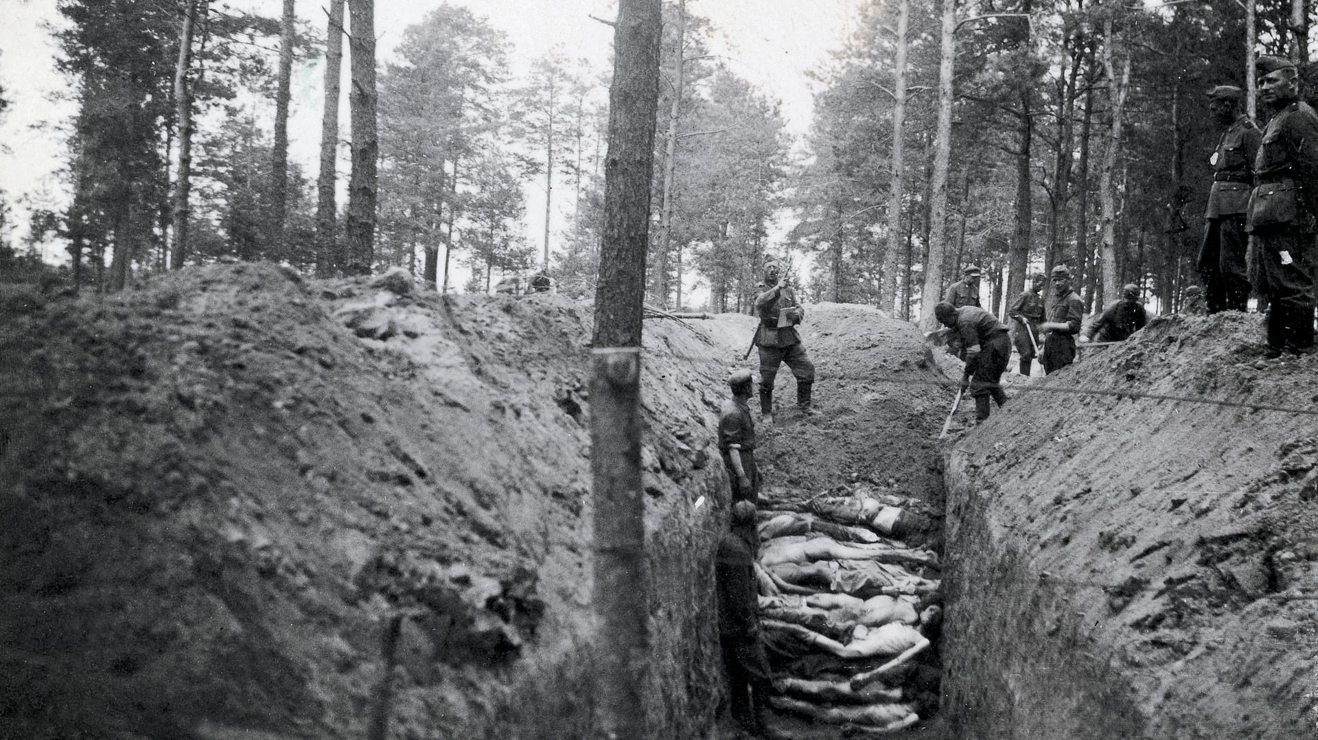 Szene aus den Vernichtungslagern: Ermordete werden in einem Massengrab verscharrt