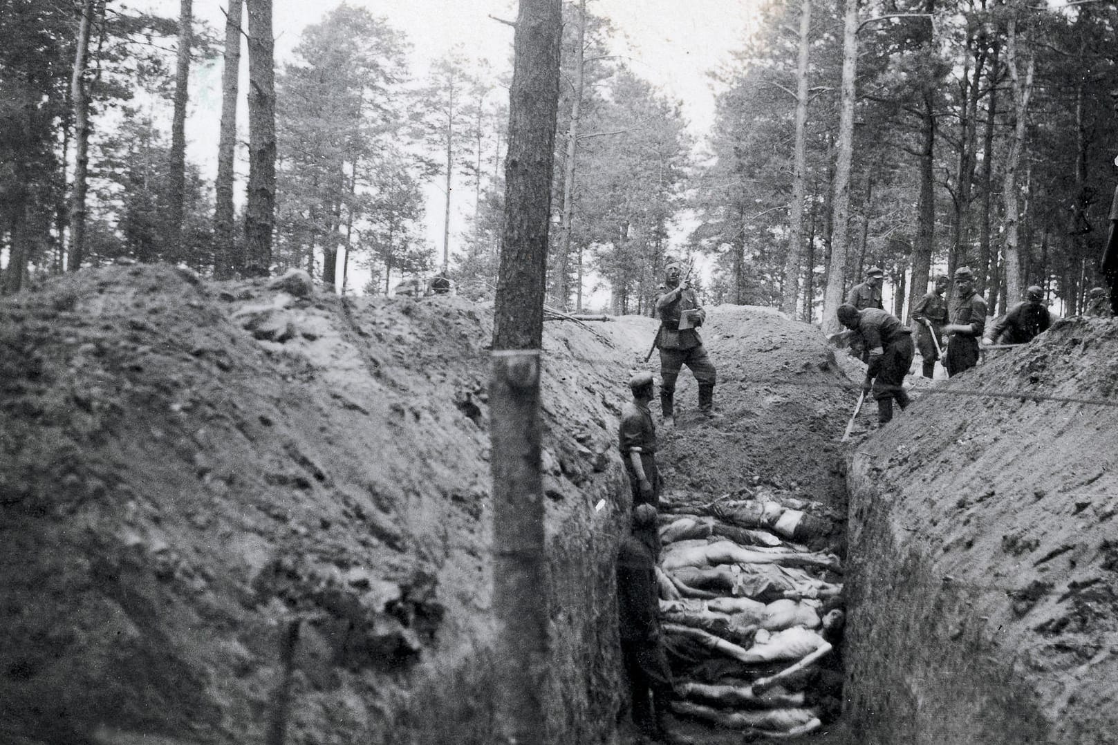 Szene aus den Vernichtungslagern: Ermordete werden in einem Massengrab verscharrt