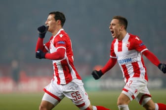 Red Star Belgrade's Slavoljub Srnic bejubelt das erste Tor mit Branko Jovicic.