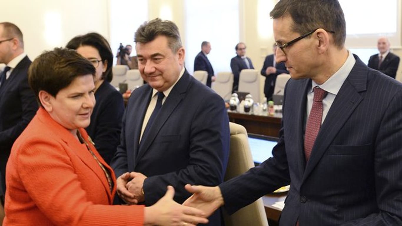 Die Ablösung Szydlos durch den bisherigen Finanz- und Wirtschaftsminister hat die Führung der nationalkonservativen Regierungspartei Recht und Gerechtigkeit beschlossen.