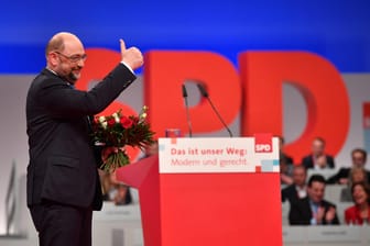 Martin Schulz: Der alte und neue SPD-Parteivorsitzende Martin Schulz steht vor innerparteilich umstrittenen Sondierungsgesprächen mit der CDU.