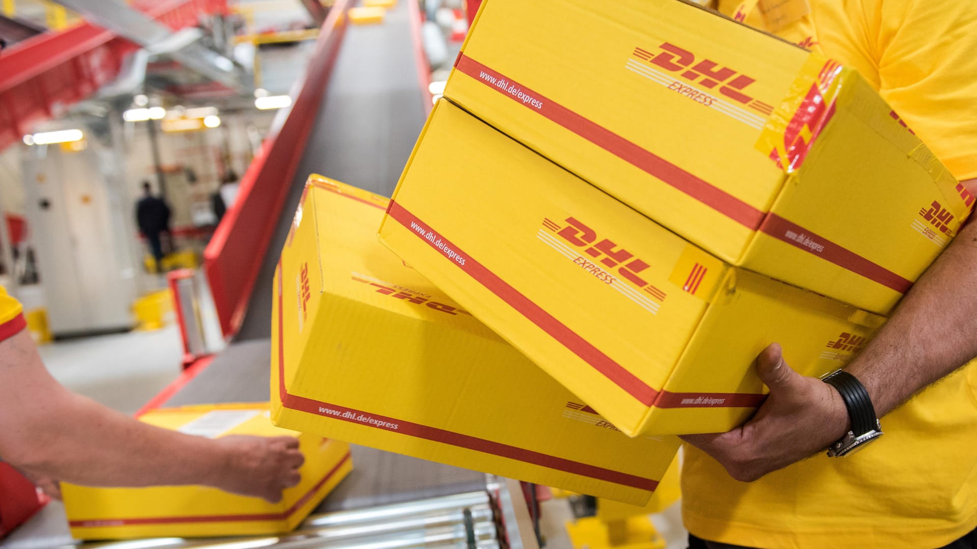 In vergangenen Monaten hat ein unbekannter Erpresser mehrere Paketbomben über den DHL-Dienstleister verschickt. (Symbolbild)