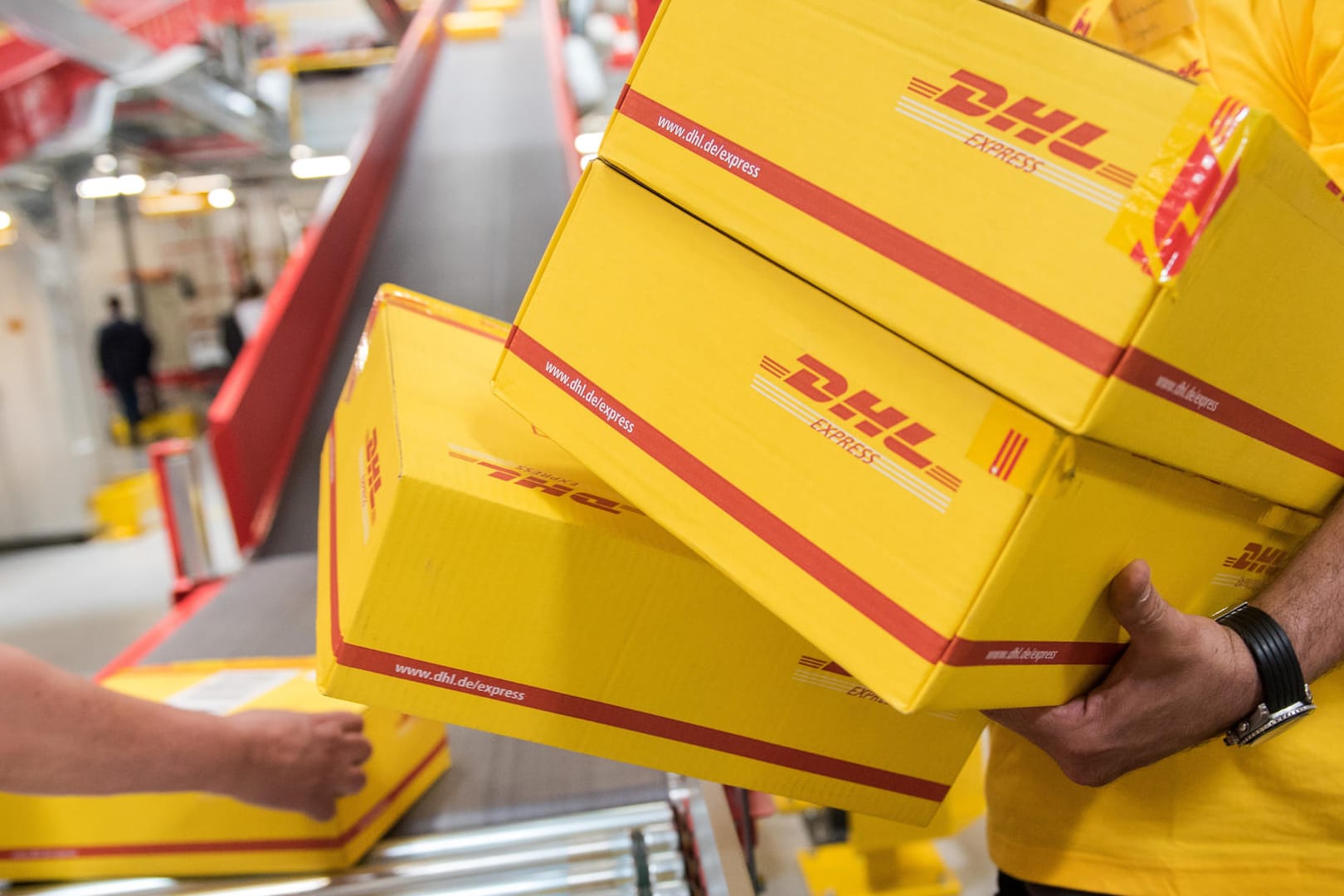 In vergangenen Monaten hat ein unbekannter Erpresser mehrere Paketbomben über den DHL-Dienstleister verschickt. (Symbolbild)