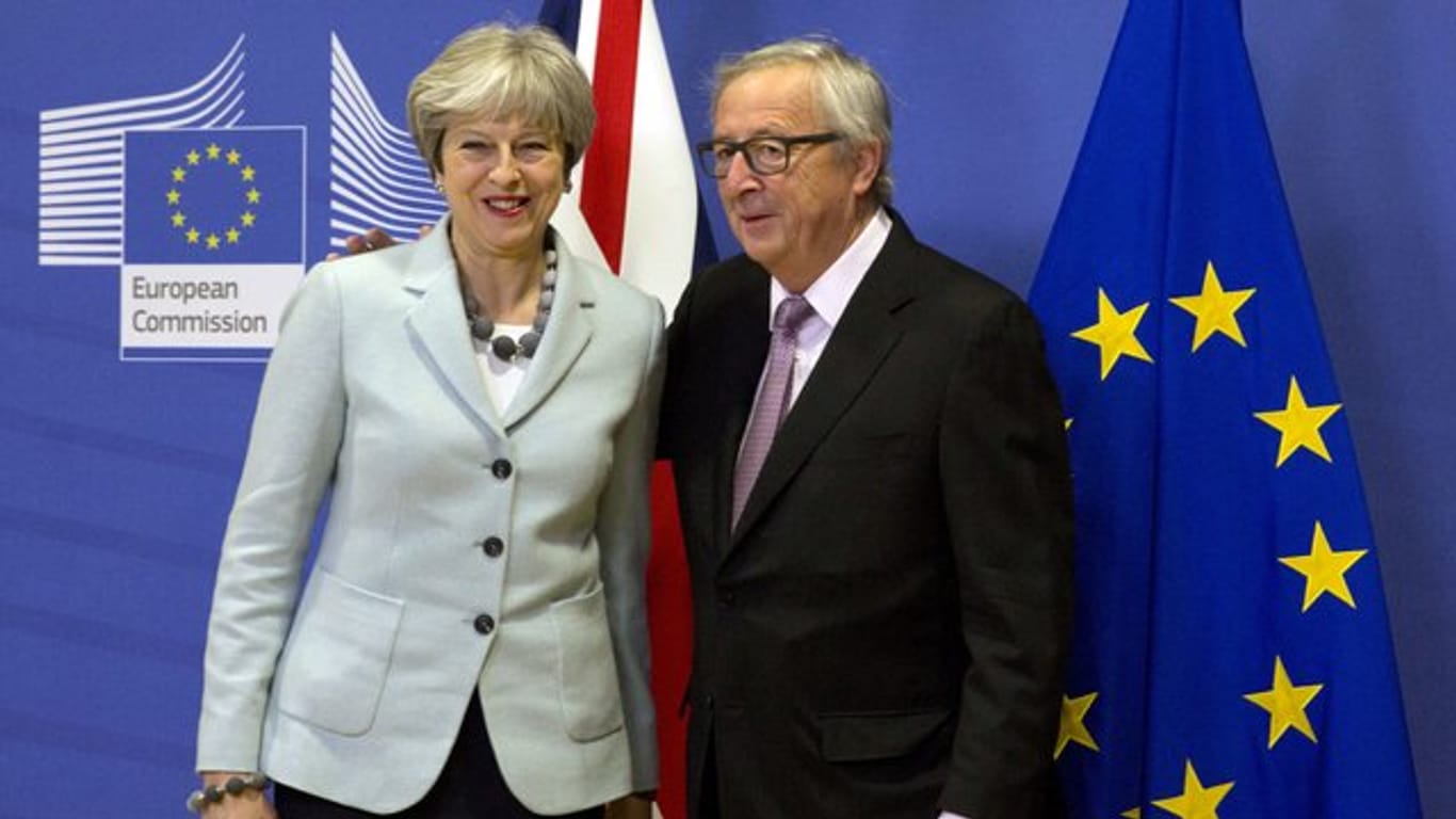 Die britische Premierministerin Theresa May und EU-Kommissionspräsident Jean-Claude Juncker kommen zu einer gemeinsamen Pressekonferenz.