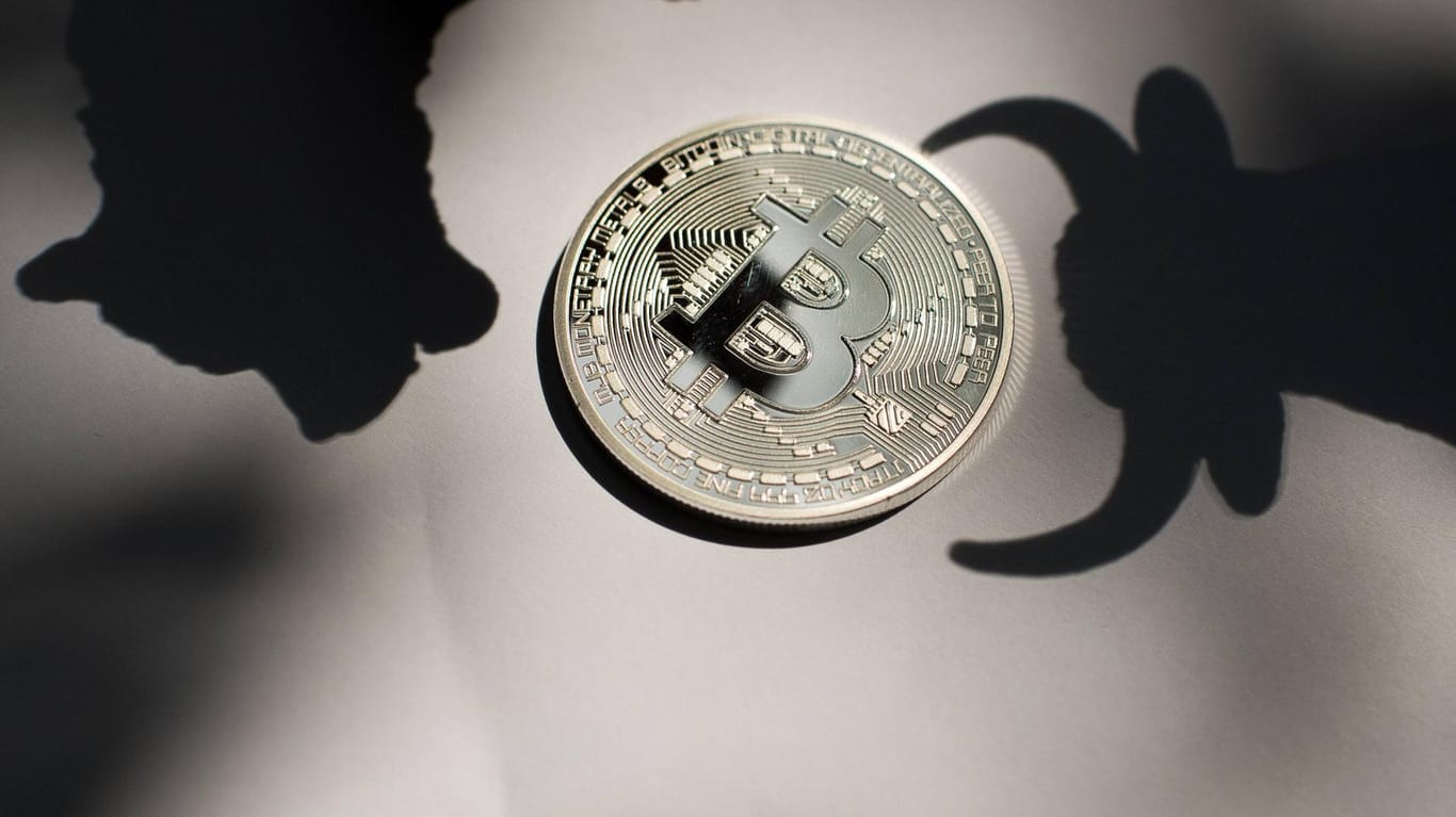 Kryptowährung Bitcoin: Der Kurs schwankt rasant.