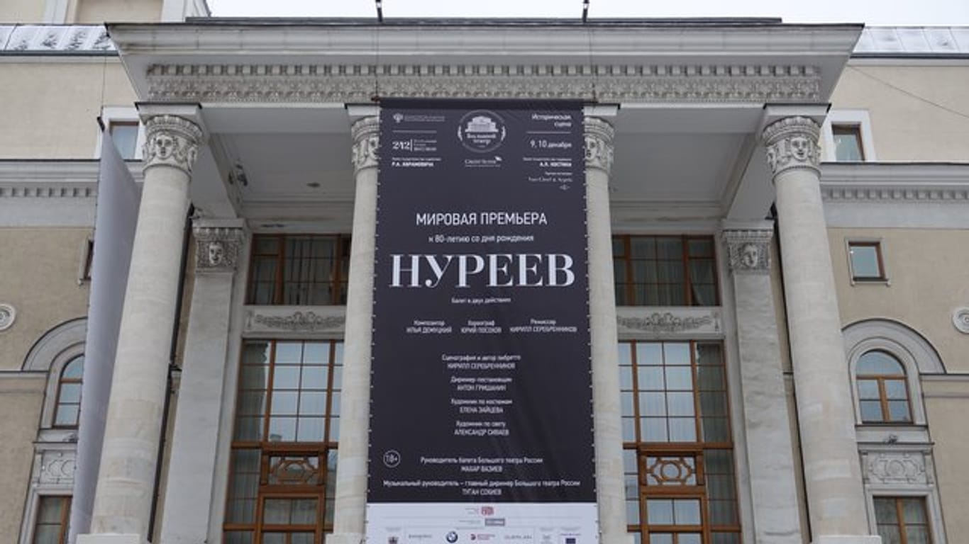 Am Bolschoi-Theater in Moskau weist ein schwarzes Banner auf die Premiere des Balletts "Nurejew" hin.