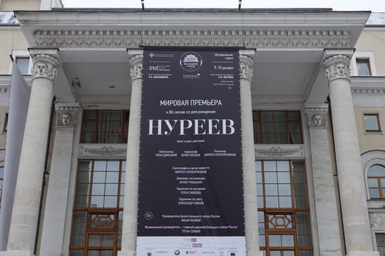 Am Bolschoi-Theater in Moskau weist ein schwarzes Banner auf die Premiere des Balletts "Nurejew" hin.