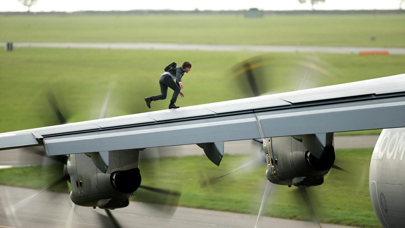 Tom Cruise (als Ethan Hunt) läuft auf der Tragfläche eines Militärjets