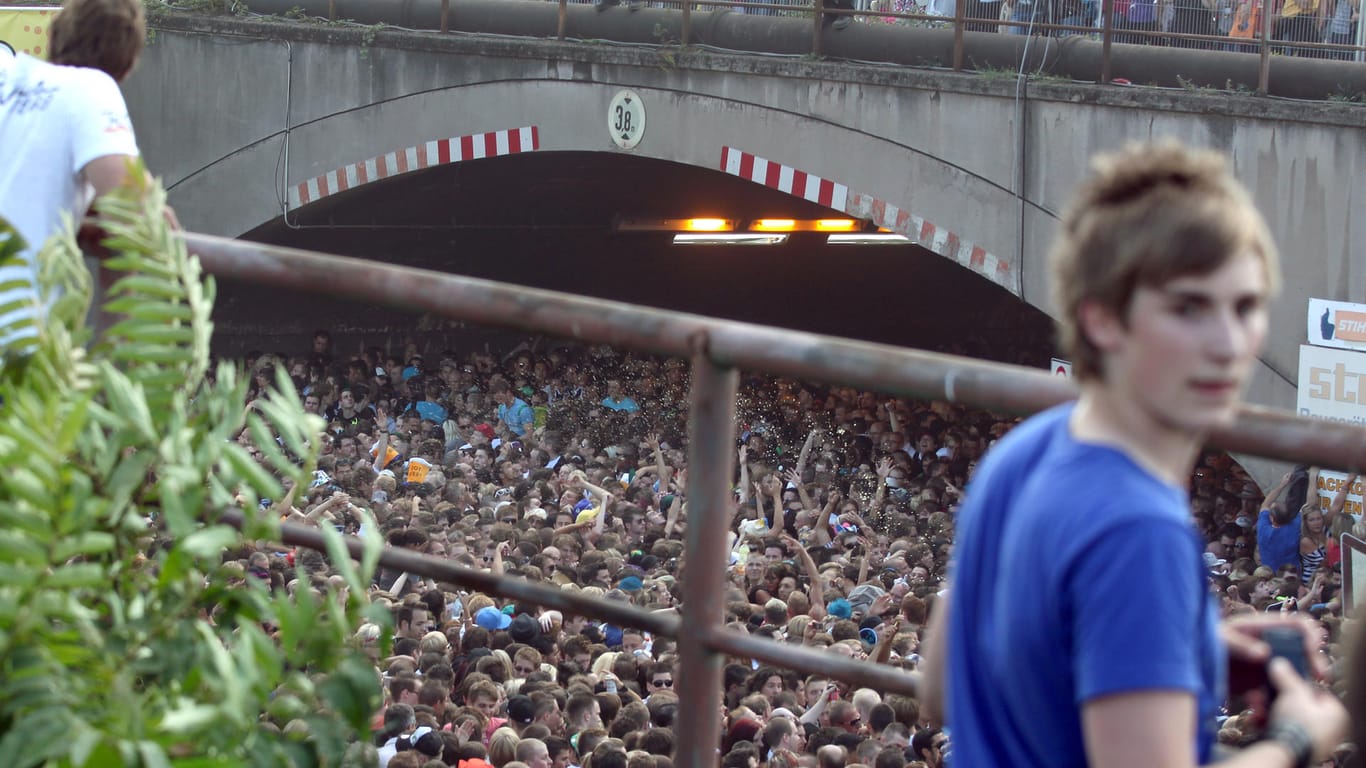Loveparade 2010 in Duisburg: Ein einziger Tunnel führte zum Festgelände.