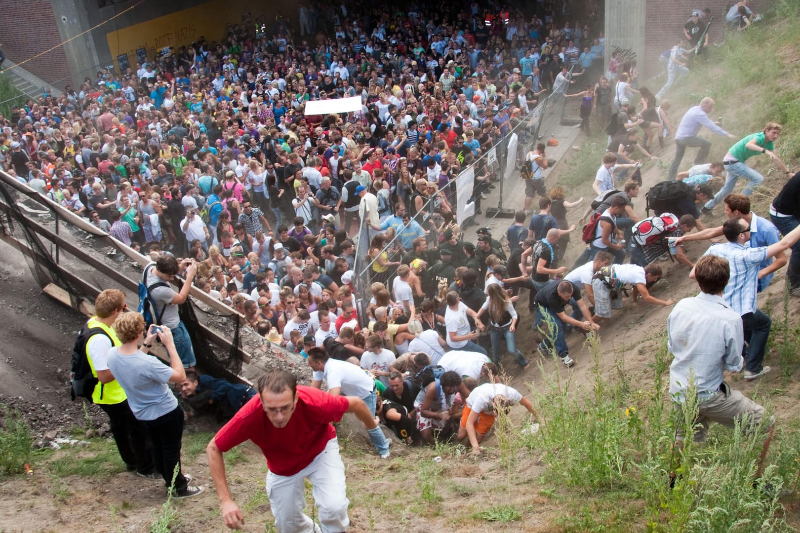 Loveparade in Duisburg 2010: Vor Gericht soll die Verantwortung für die Toten der Massenpanik geklärt werden.
