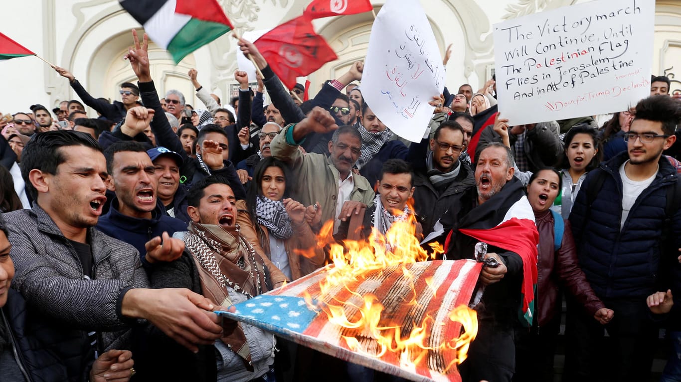 Auch in Tunesien protestieren Menschen gegen die Entscheidung des US-Präsidenten und verbrennen die us-amerikanische Flagge.