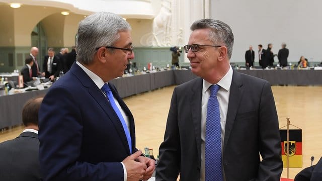 Bundesinnenminister Thomas de Maiziere unterhält sich auf der Innenministerkonferenz in Leipzig mit dem Innenminister von Rheinland-Pfalz, Roger Lewentz (SPD).