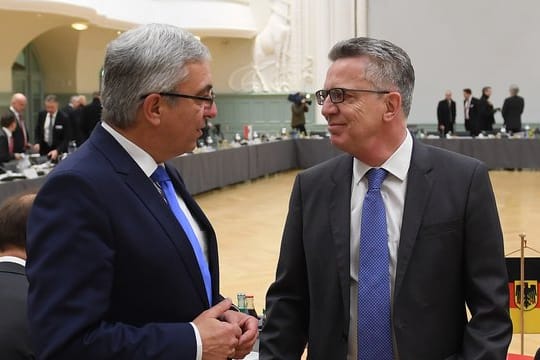Bundesinnenminister Thomas de Maiziere unterhält sich auf der Innenministerkonferenz in Leipzig mit dem Innenminister von Rheinland-Pfalz, Roger Lewentz (SPD).