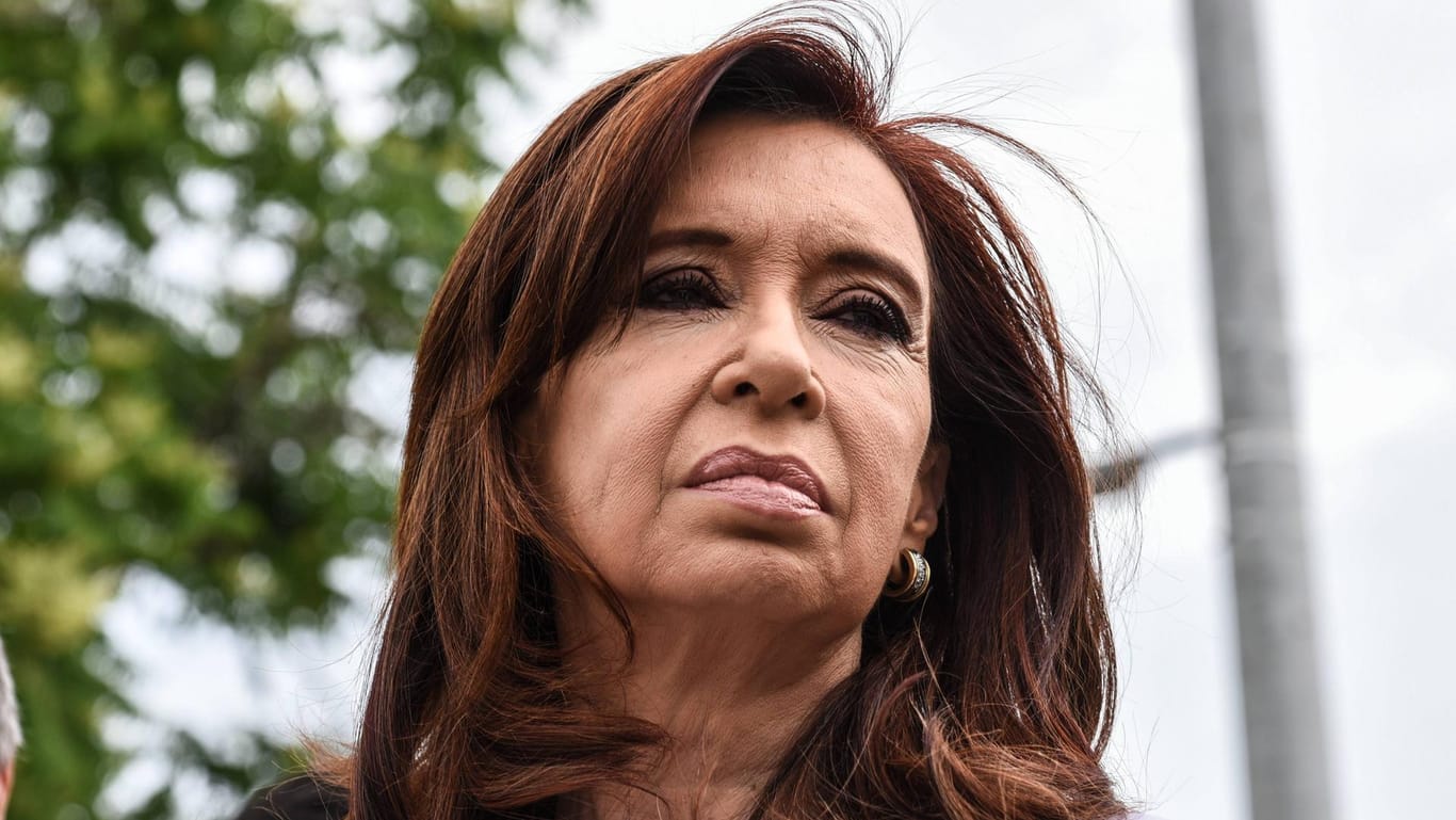 Der Haftbefehl gegen Cristina Kirchner wurde wegen Behinderung der Ermittlungen und Vaterlandsverrats erlassen.