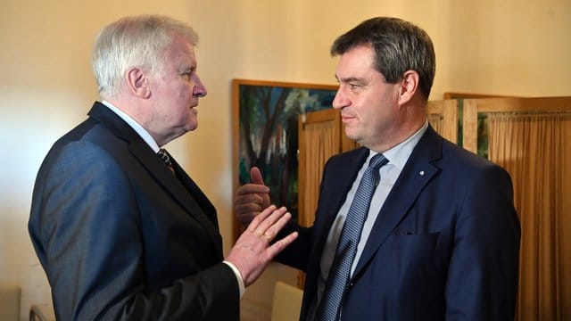 "Der Parteichef führt die Verhandlungen, es geht da ja schließlich um die Bundespolitik der CSU", sagt Seehofer. "Der Parteichef führt die Verhandlungen, es geht da ja schließlich um die Bundespolitik der CSU", sagt Seehofer.