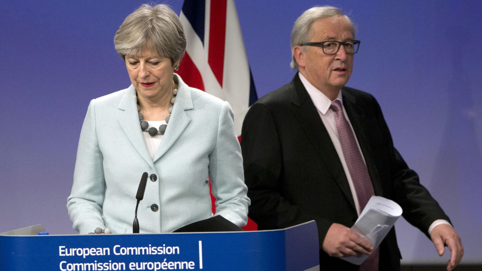 Gehen langsam auf Distanz: die britische Regierungschefin Theresa May und EU-Kommissionspräsident Jean-Claude Juncker. Gehen langsam auf Distanz: die britische Regierungschefin Theresa May und EU-Kommissionspräsident Jean-Claude Juncker.