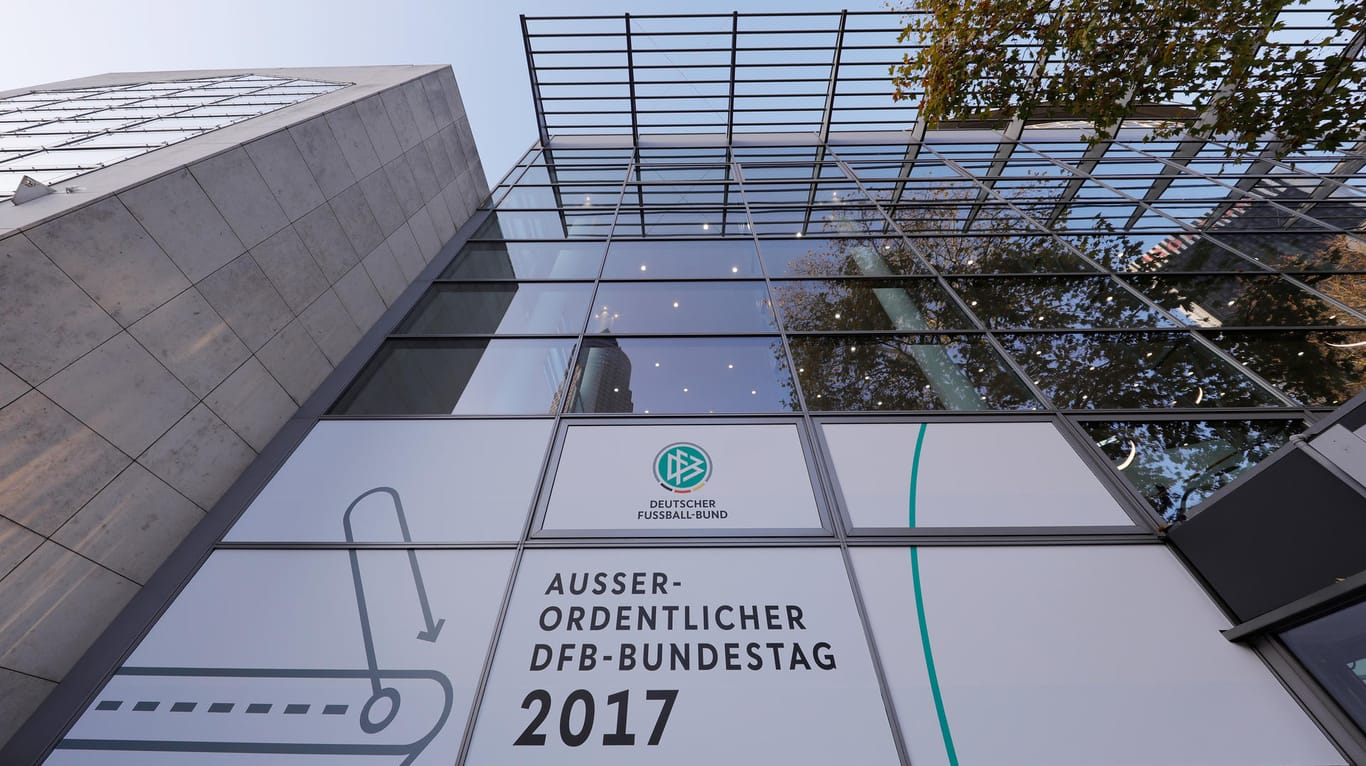 Der außerordentliche Bundestag des DFB findet in Frankfurt/Main im Maritim-Hotel statt.