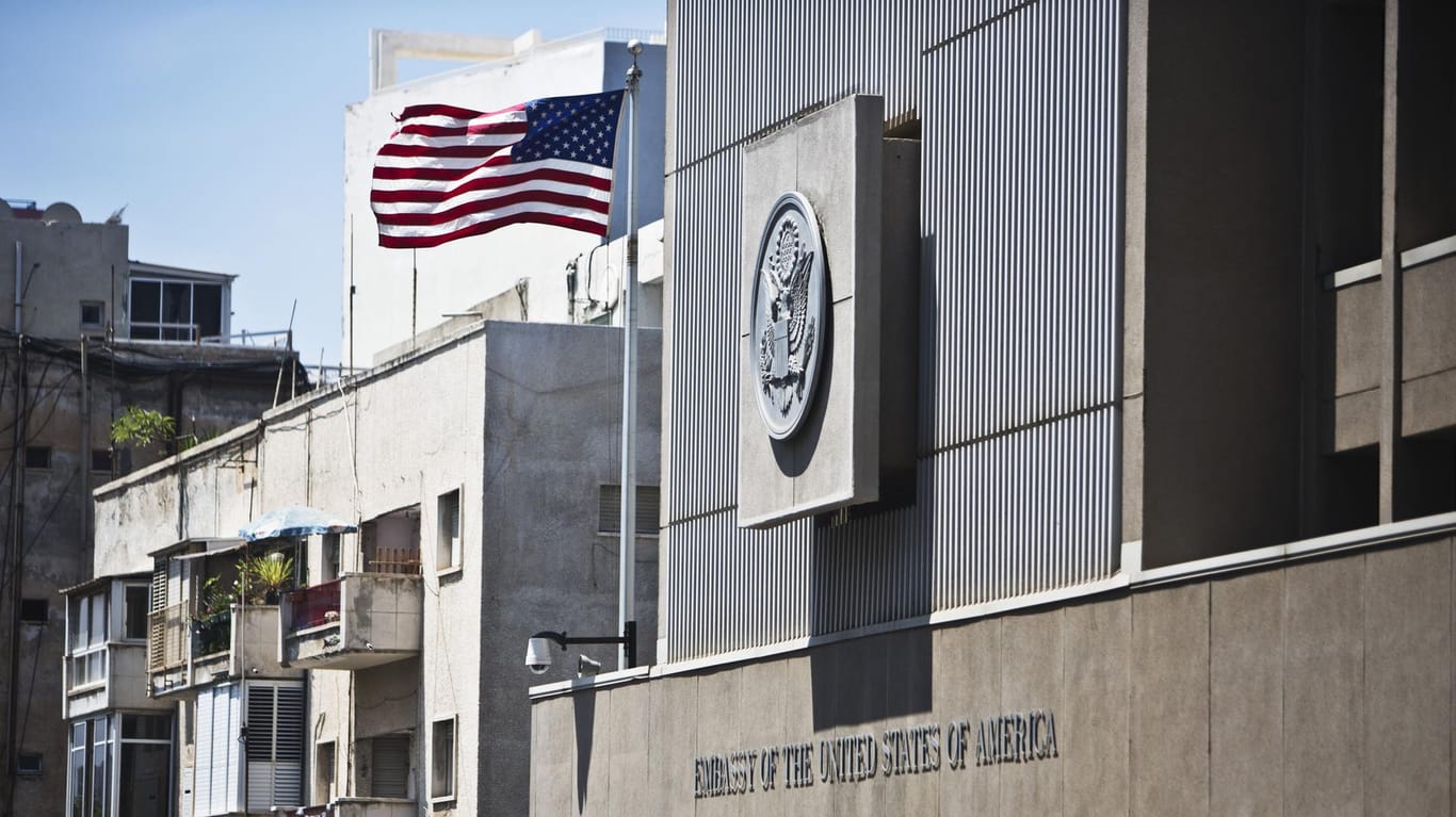 Die US-Botschaft in Israel soll vorerst weiter in Tel Aviv bleiben, sagt Außenminister Rex Tillerson.