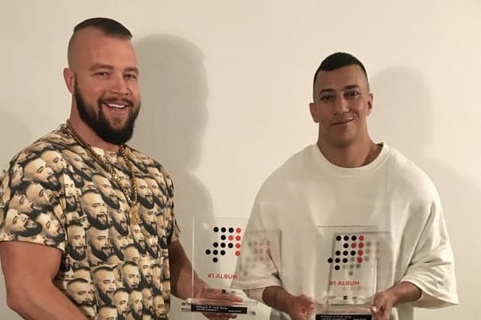 Die Deutschrapper Kollegah (l) und Farid Bang beherrschen die Charts.