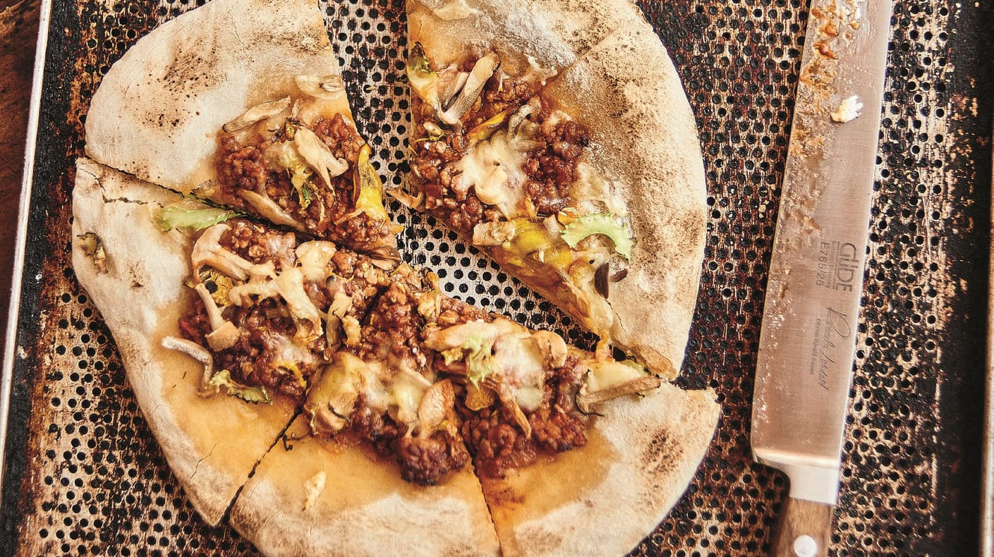 Wildfleisch kann man auch kreativ einsetzen: Hier zum Beispiel in Form einer Wildschwein-Bolognese auf Pizza.