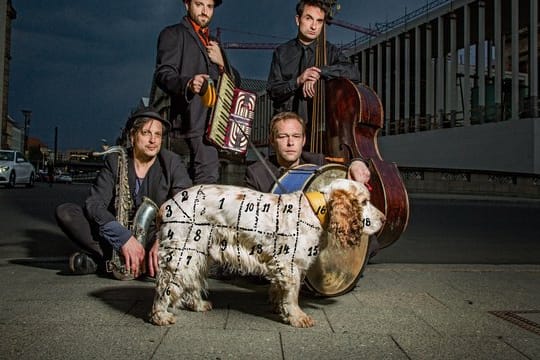 Mit Hund und Band: Daniel Kahn.