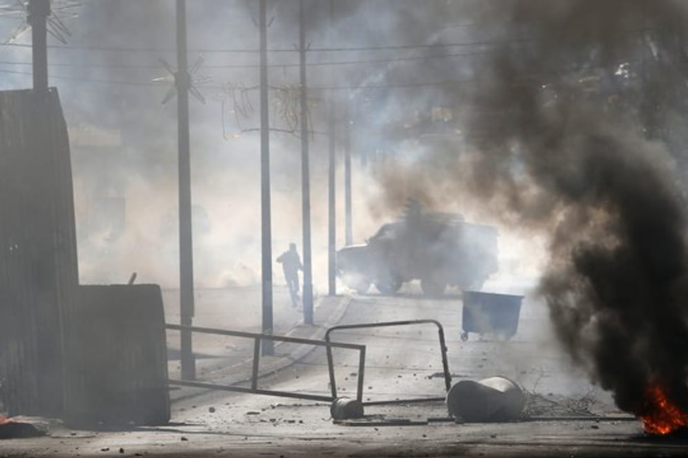 Palästinenser und israelische Sicherheitskräfte liefern sich Straßenschlachten.