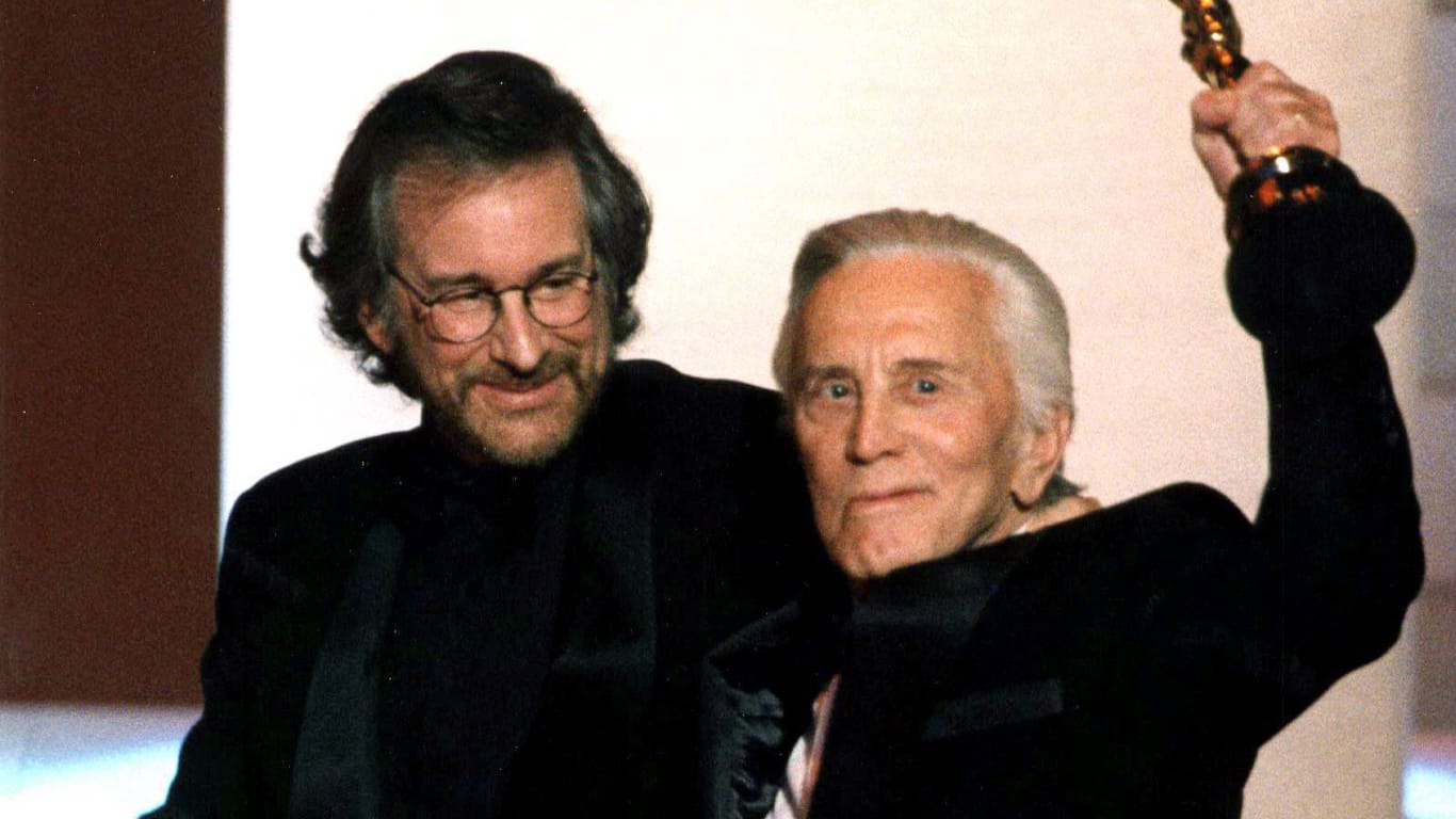 1996 wurde Kirk Douglas (hier mit Steven Spielberg) mit einem Ehren-Oscar ausgezeichnet.