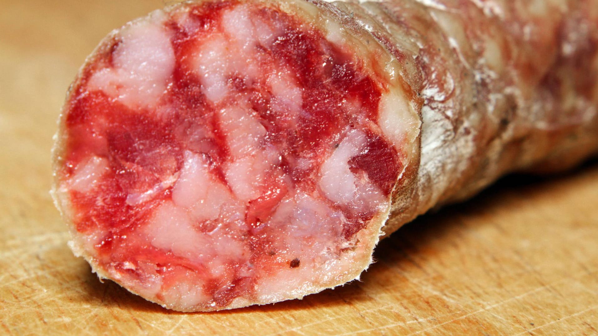 Knoblauchwurst, die an Frischetheken verkauft wurde, kann möglicherweise Salmonellen enthalten. (Symbolbild)