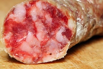 Knoblauchwurst, die an Frischetheken verkauft wurde, kann möglicherweise Salmonellen enthalten. (Symbolbild)