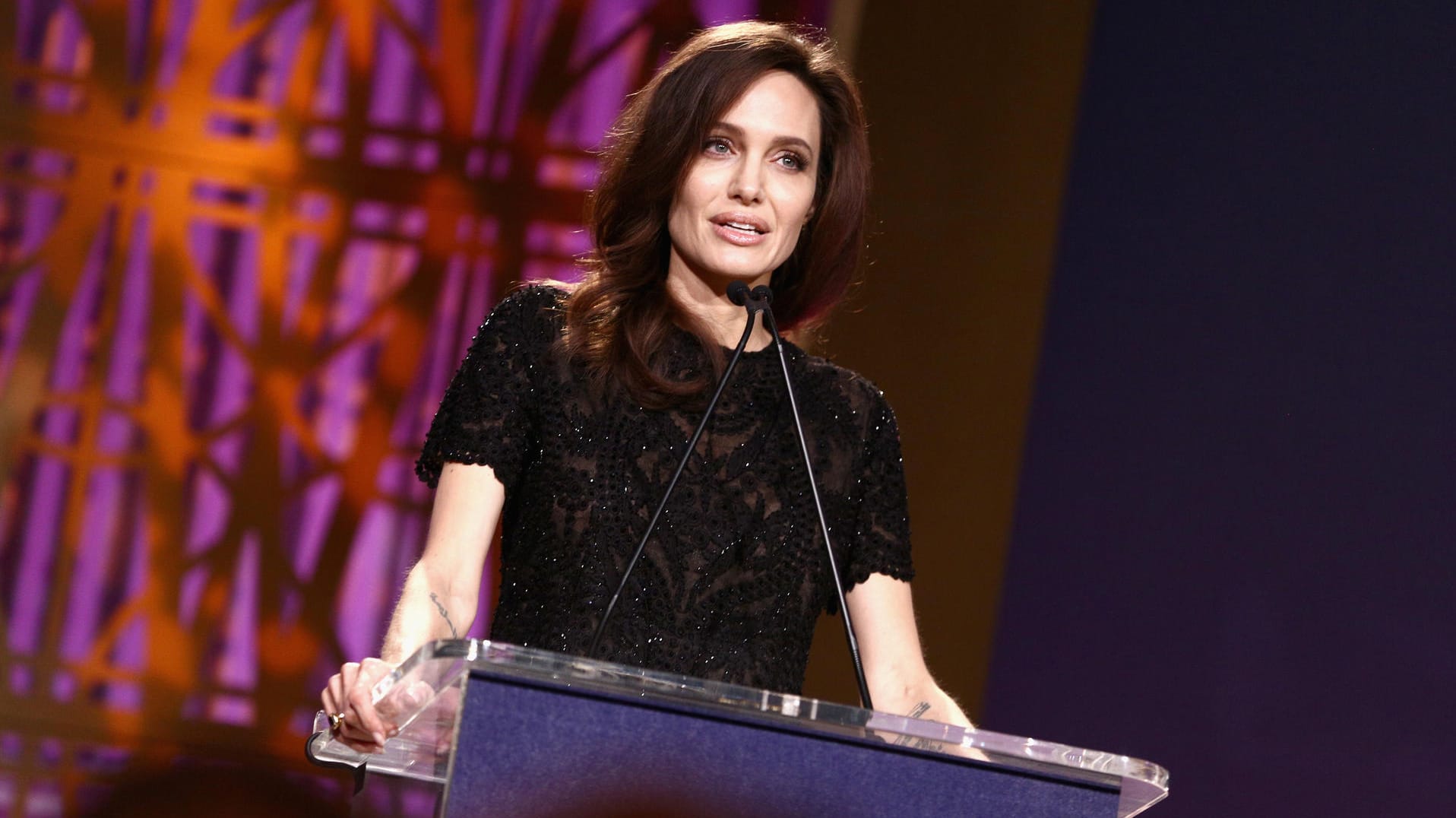 Über Politik kann Angelina mit ihrem Vater nicht reden – zu unterschiedlich sind die Ansichten.