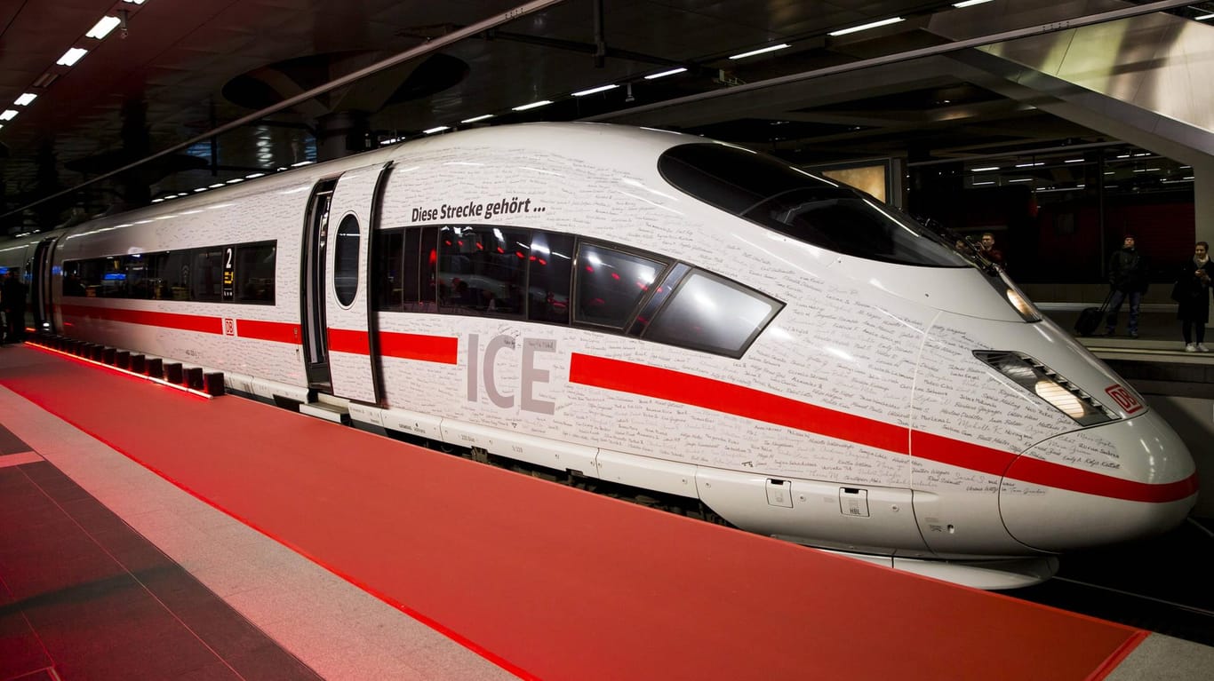 Die Eröffnung der neuen Fernstrecke ist einige Tage her: Ein ICE am Berliner Hauptbahnhof.