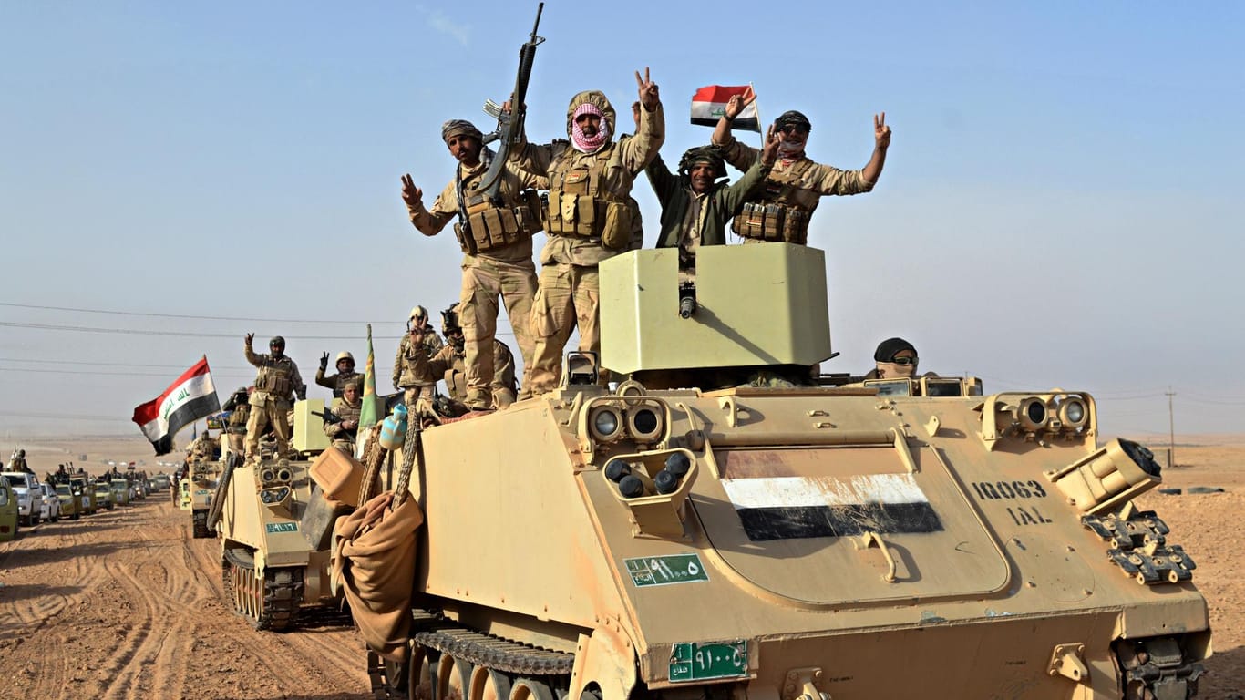 Soldaten der irakischen Armee feiern ihren Sieg über den IS.
