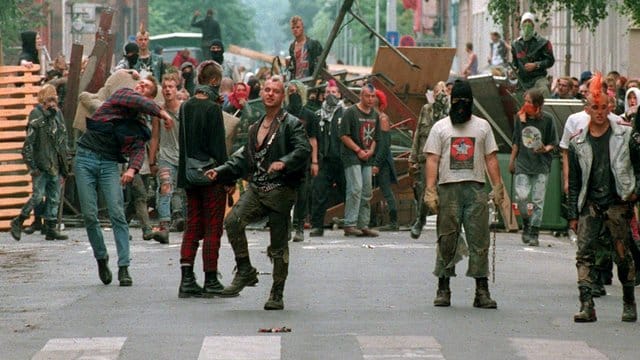 Randalierende Punks haben am 04. Randalierende Punks haben am 04.