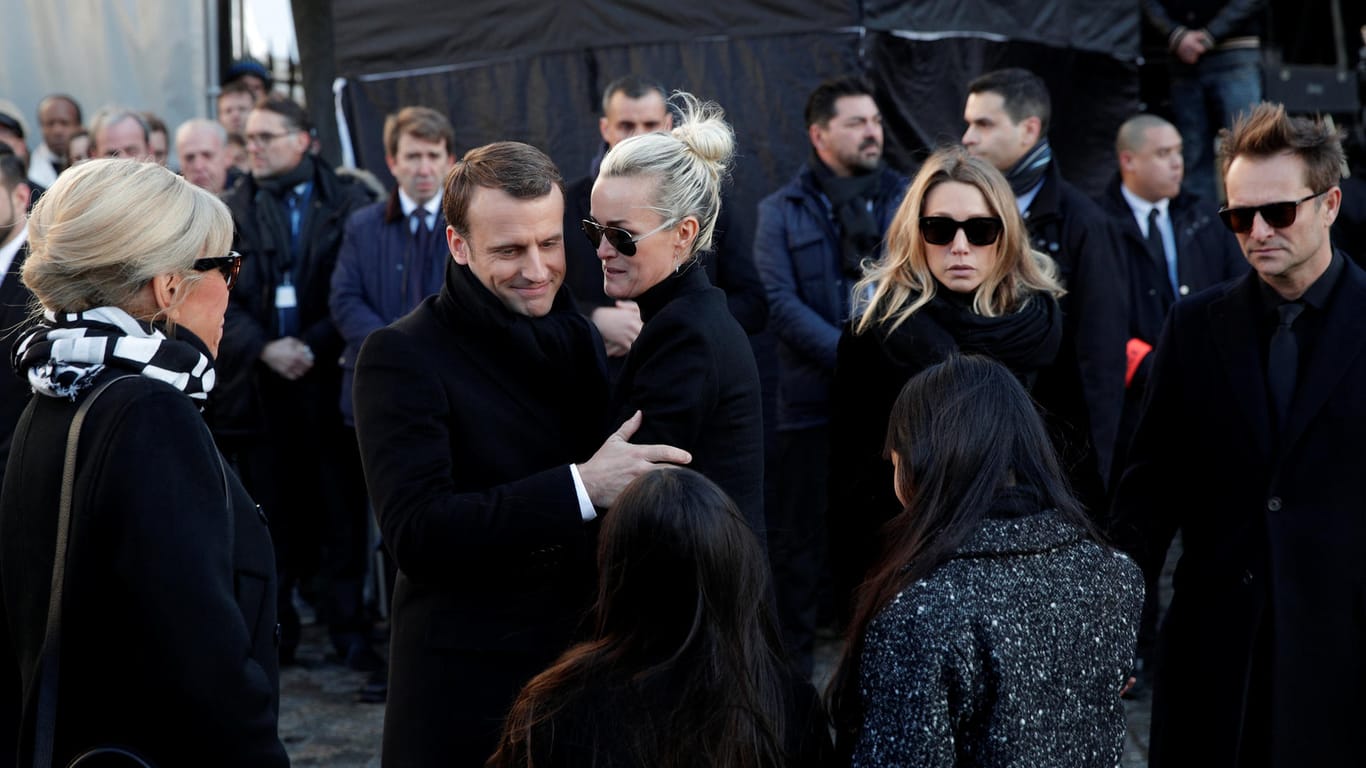 Frankreichs Präsident Macron und seine Frau Brigitte drücken Frau und Kindern Hallydays ihr Mitgefühl aus.