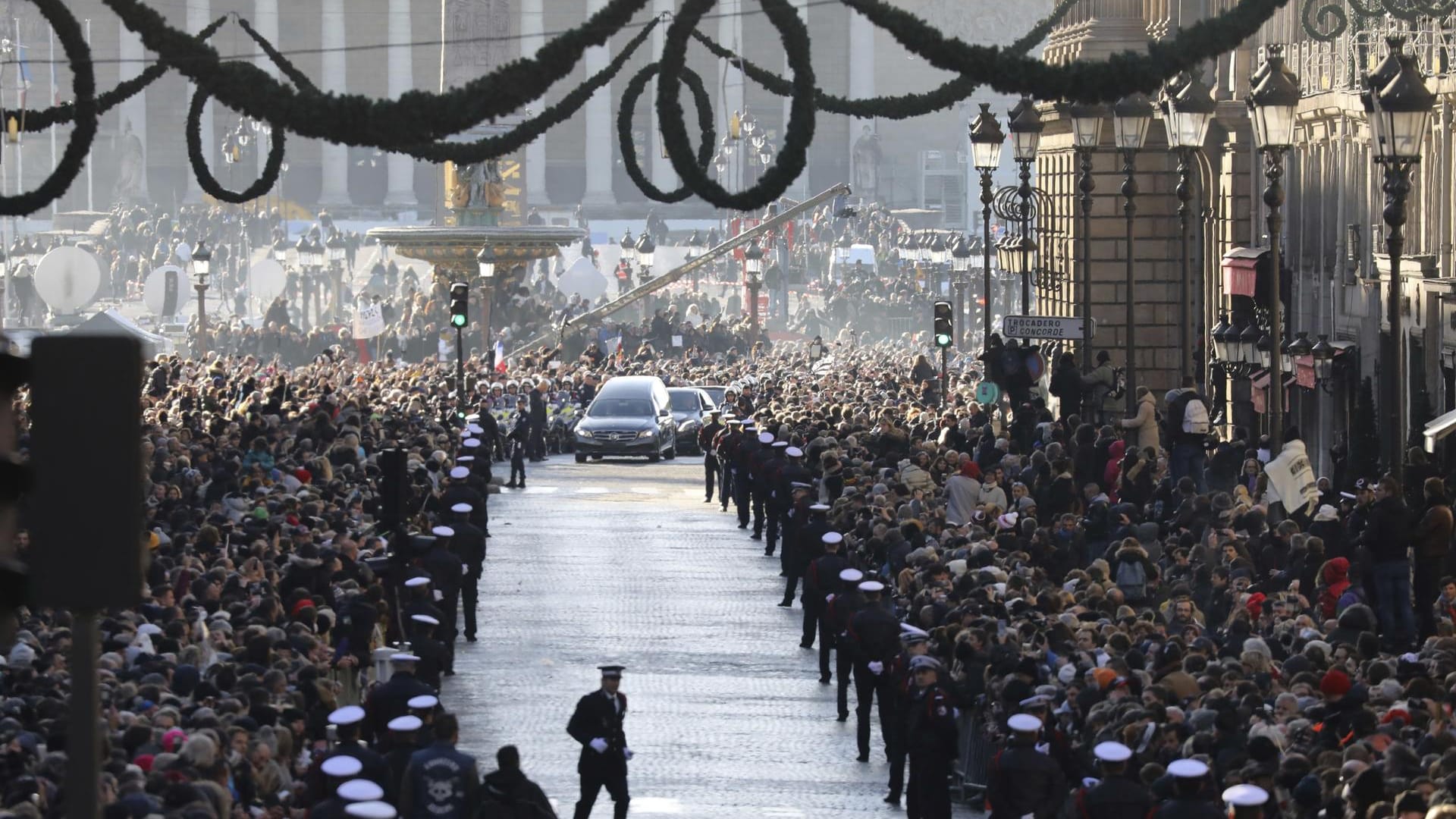 Der Trauerzug mit dem Sarg von Johnny Hallyday erreicht die Kirche La Madeleine in Paris.