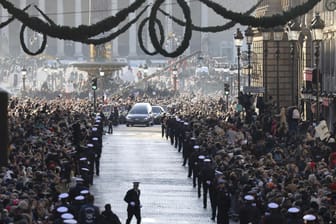 Der Trauerzug mit dem Sarg von Johnny Hallyday erreicht die Kirche La Madeleine in Paris.