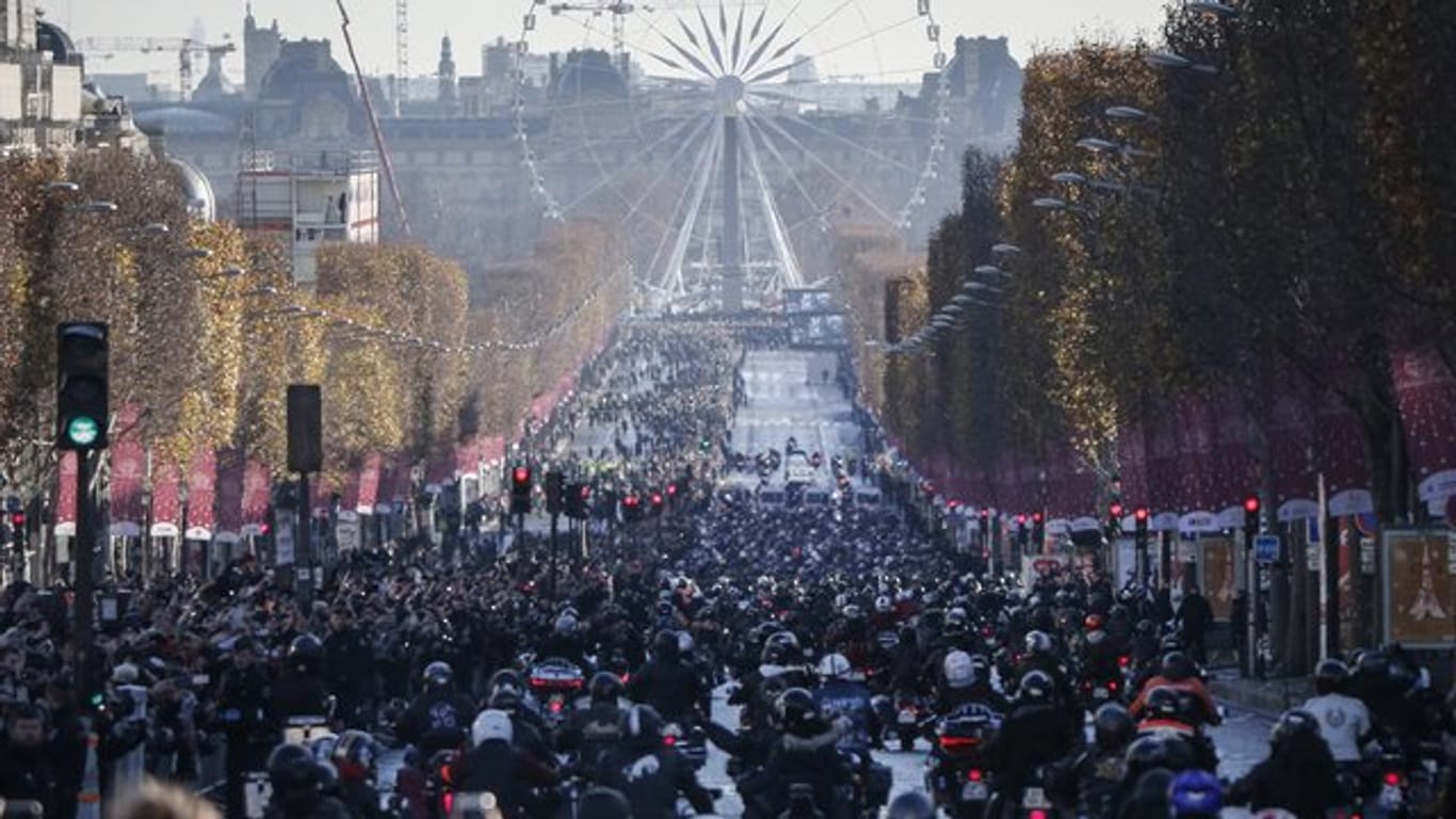 Motorradfahrer fuhren auf der Champs Elysees hinter dem Leichenwagen mit dem Sarg des verstorbenen französischen Musikers Johnny Hallyday.