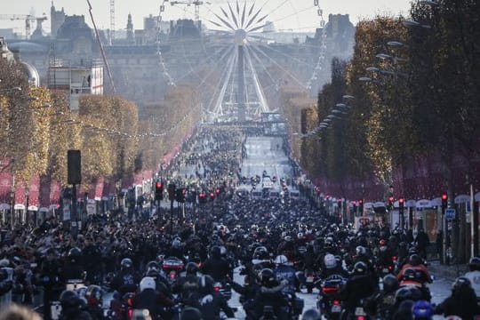 Motorradfahrer fuhren auf der Champs Elysees hinter dem Leichenwagen mit dem Sarg des verstorbenen französischen Musikers Johnny Hallyday.