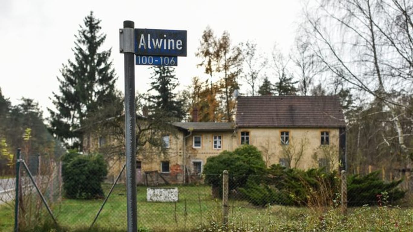 Baufällige Wohnhäuser sind in dem kleinen Dorf Alwine an der Landstraße 65 zu sehen.