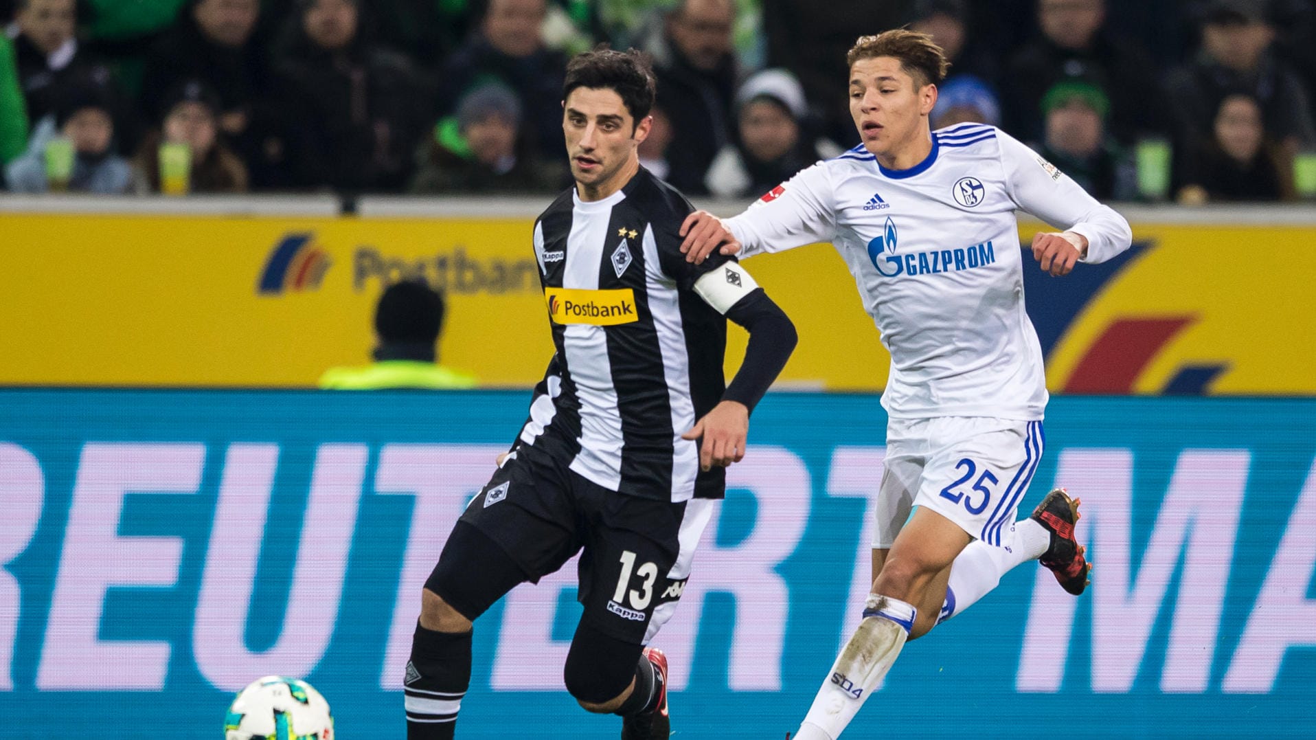 Unentschieden: Im Duell zwischen den Teams von Lars Stindl (l.) und Amine Harit gab es keinen Sieger. Unentschieden: Im Duell zwischen den Teams von Lars Stindl (l.) und Amine Harit gab es keinen Sieger.