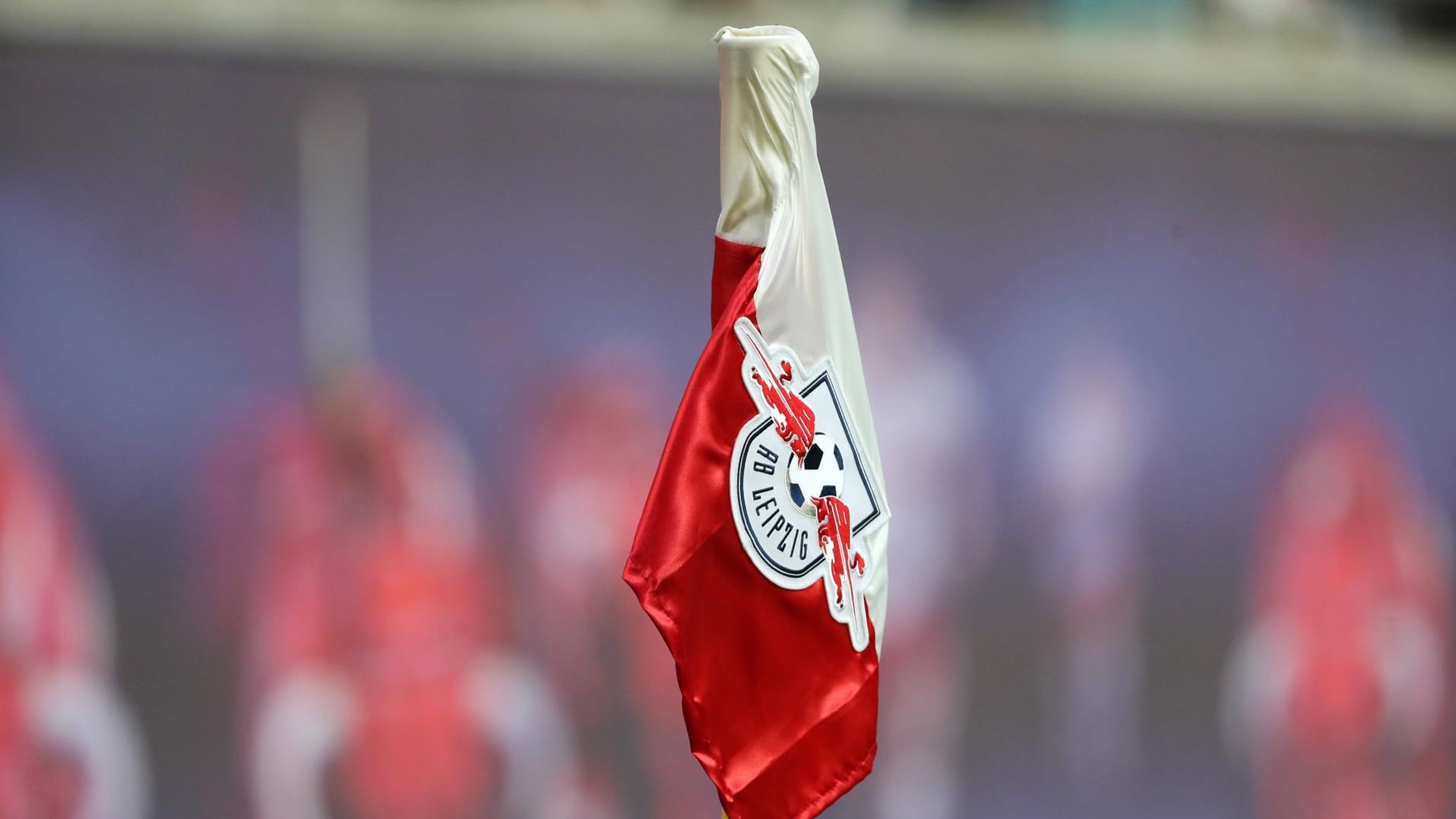 Erneut ist ein Fan von RB Leipzig in der Red-Bull-Arena zusammengebrochen.