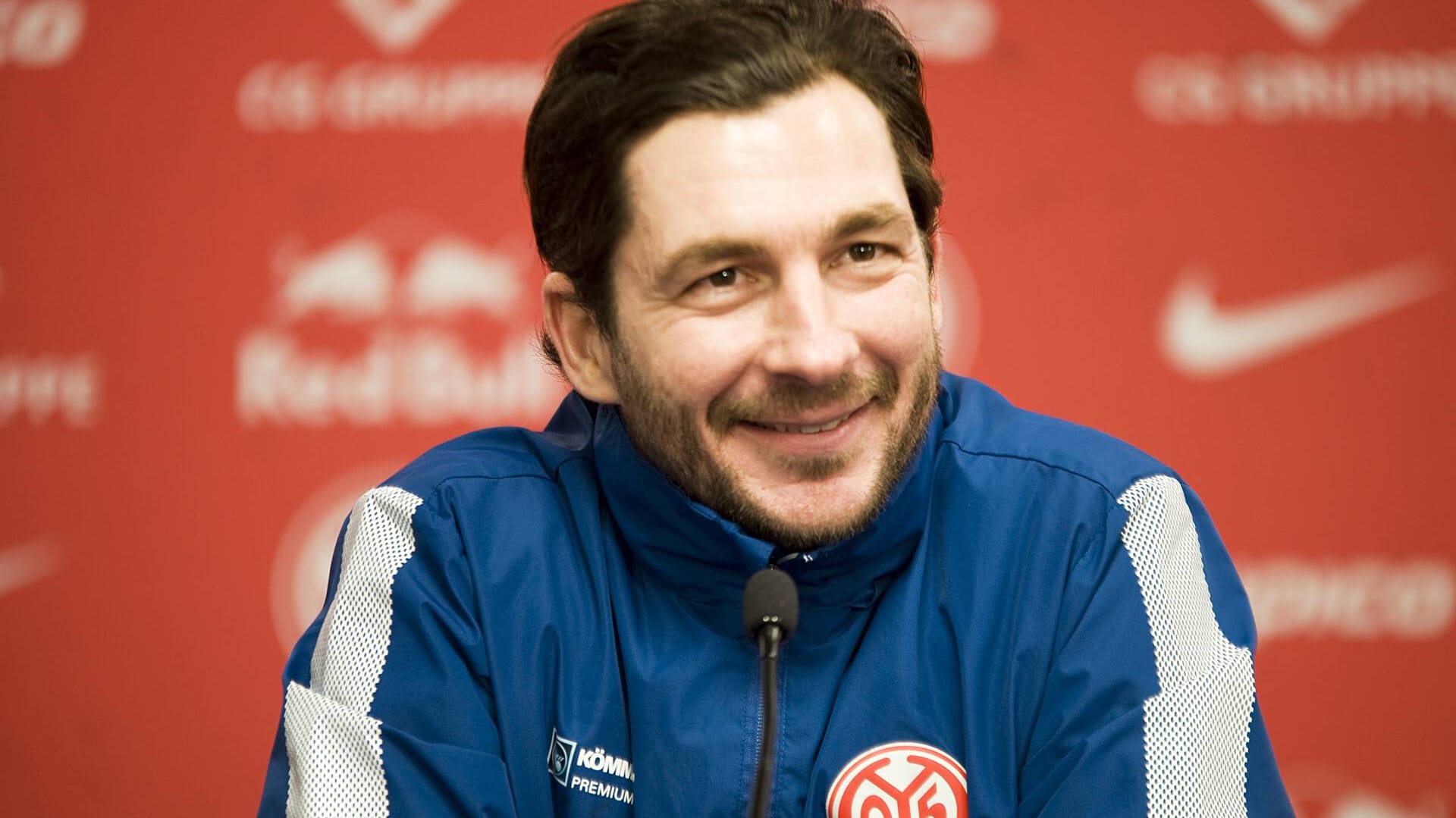 Mainz-05-Trainer Sandro Schwarz erzählt bei der Pressekonferenz die Geschichte von der Tribüne. Mainz-05-Trainer Sandro Schwarz erzählt bei der Pressekonferenz die Geschichte von der Tribüne.