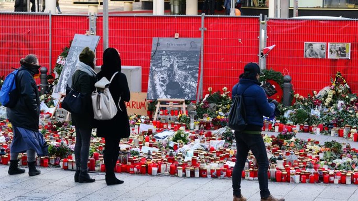 Unzählige Kerzen und Blumen erinnern im Januar 2017 an die Opfer des Anschlags vom 19.