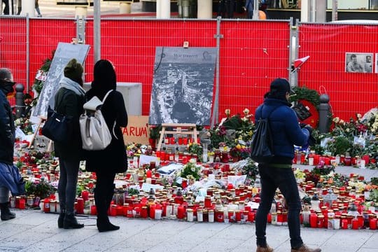Unzählige Kerzen und Blumen erinnern im Januar 2017 an die Opfer des Anschlags vom 19.