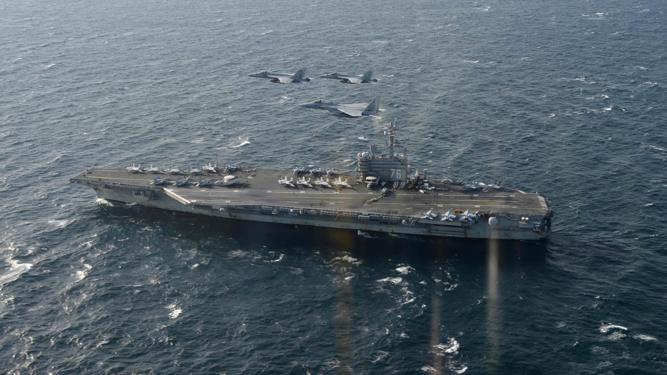 Das von der Japan Air Self-Defense Force zur Verfügung gestellte Foto zeigt eine Militärübung am von Kampfgruppen am Flugzeugträger "USS Ronald Reagan" von US- und japanischen Kampfjets.