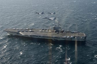 Das von der Japan Air Self-Defense Force zur Verfügung gestellte Foto zeigt eine Militärübung am von Kampfgruppen am Flugzeugträger "USS Ronald Reagan" von US- und japanischen Kampfjets.