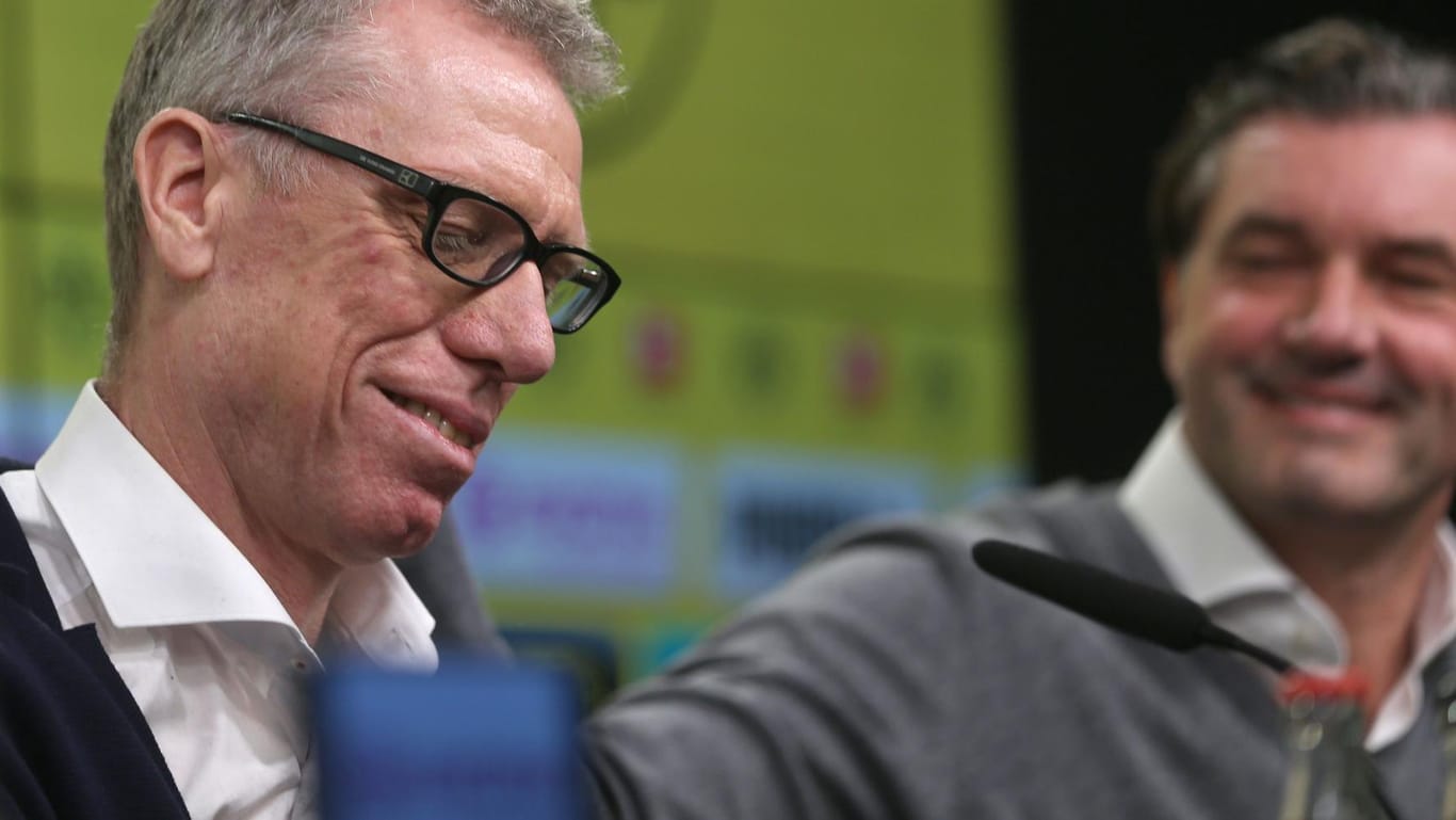 Der neue Trainer von Borussia Dortmund, Peter Stöger, sitzt bei der Pressekonferenz neben Sportdirektor Michael Zorc.