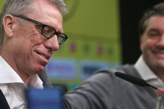 Der neue Trainer von Borussia Dortmund, Peter Stöger, sitzt bei der Pressekonferenz neben Sportdirektor Michael Zorc.