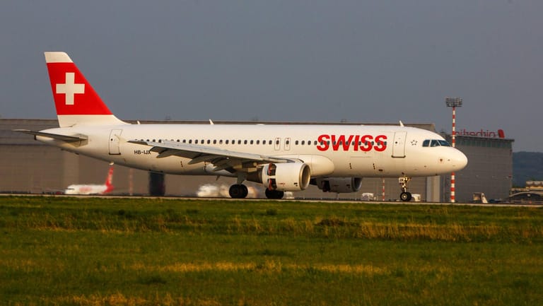 Ein Airbus der Fluggesellschaft Air Swiss musste in Stuttgart wegen einer aggressiven Passagierin außerplanmäßig landen.