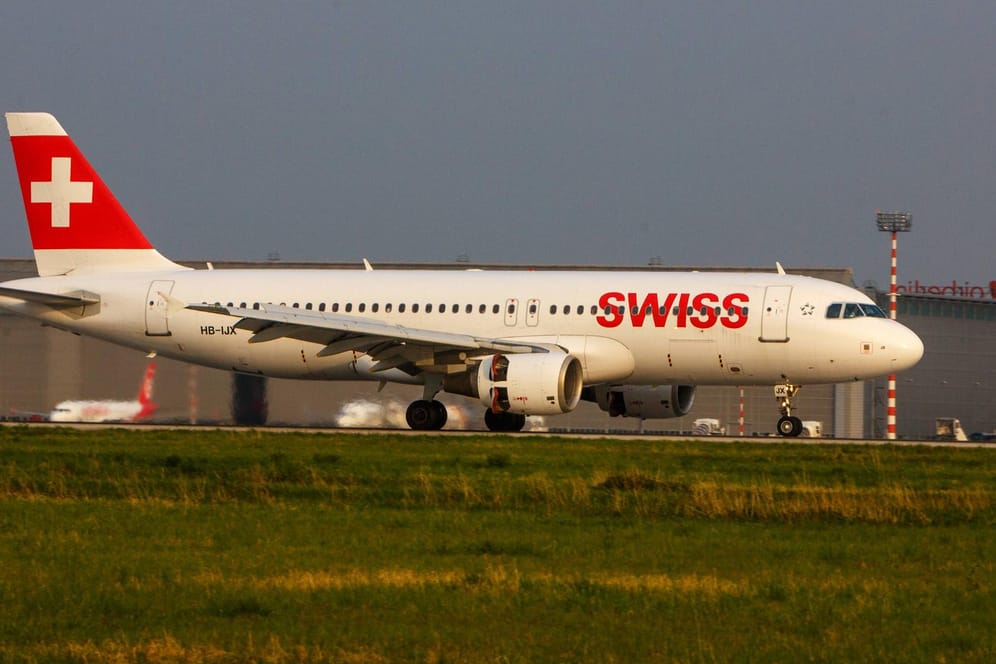 Ein Airbus der Fluggesellschaft Air Swiss musste in Stuttgart wegen einer aggressiven Passagierin außerplanmäßig landen.